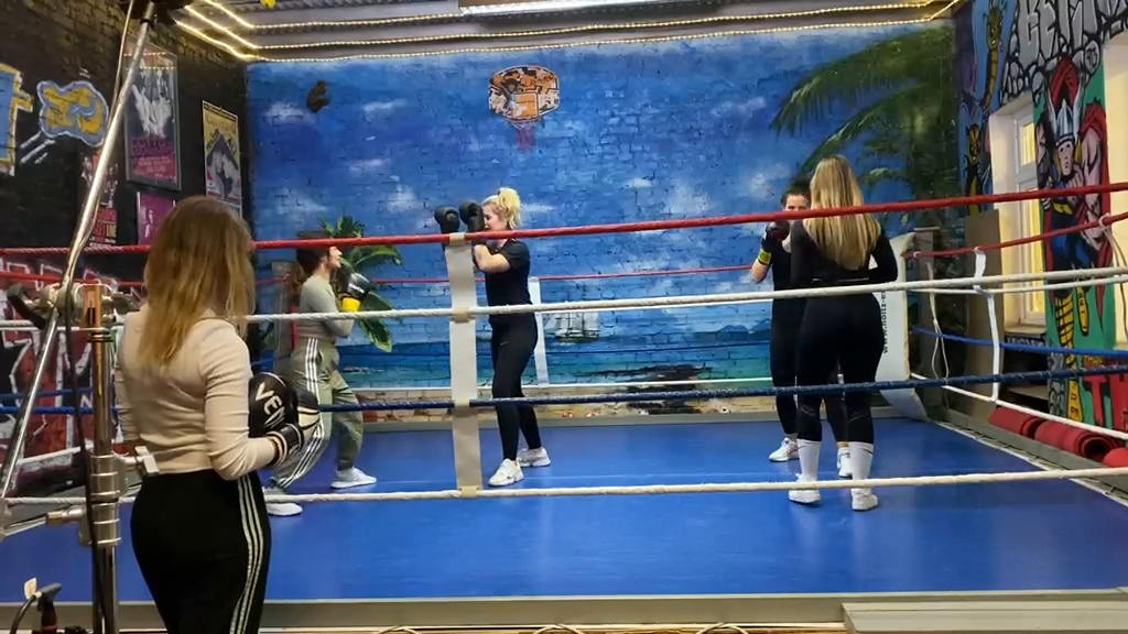 Gruppentraining im Boxring